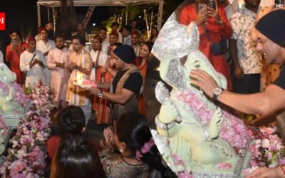 Salman Khan performs aarti at Khan family’s Ganpati visarjan; joins Iulia Vantur to offer prayers to Bappa – PICS |
