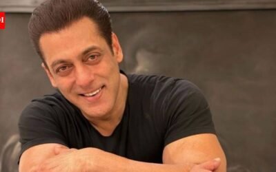 Salman Khan folds his hands as the crowd surrounds him after Ganpati darshan; asks security to protect children as young fans gather to catch his glimpse | Hindi Movie News
