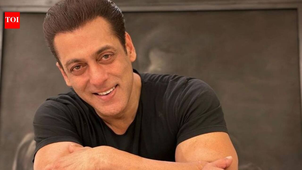 Salman Khan folds his hands as the crowd surrounds him after Ganpati darshan; asks security to protect children as young fans gather to catch his glimpse | Hindi Movie News