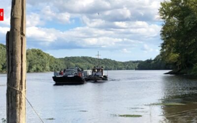 Rocky Hill-Glastonbury Ferry continues its historic Connecticut River service, carrying three cars at a time on a crossing that dates to 1655 | World News