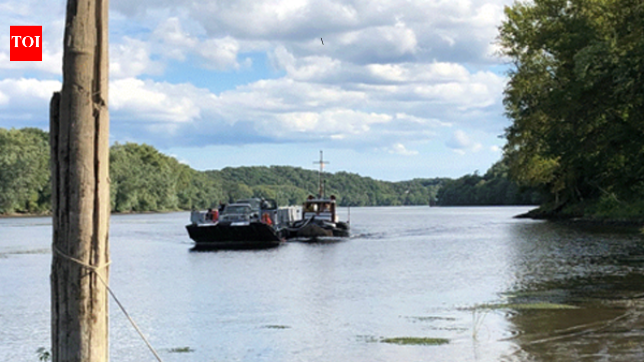 Rocky Hill-Glastonbury Ferry continues its historic Connecticut River service, carrying three cars at a time on a crossing that dates to 1655 | World News