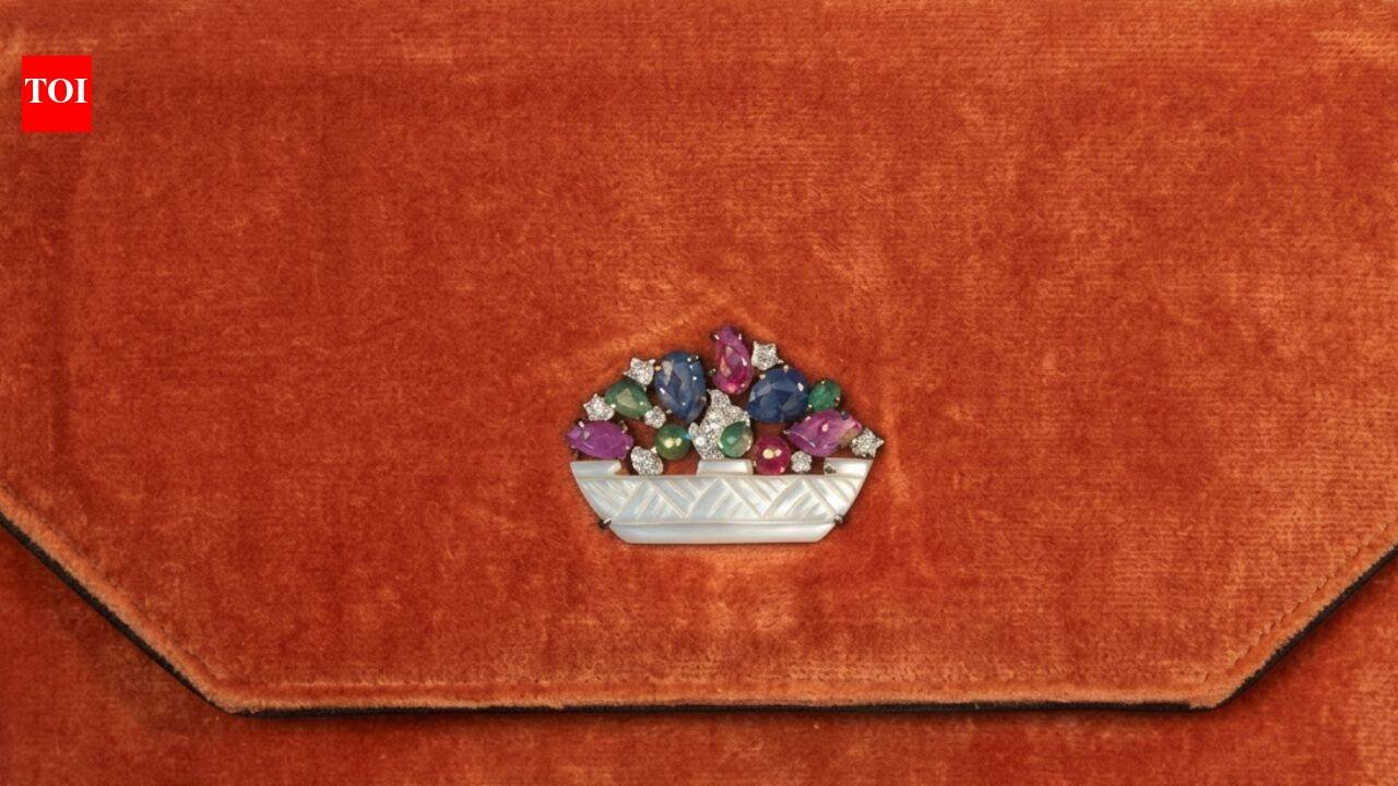 In 2018 or 2019, a thrift-store shopper paid just .50 for a purse because he thought it looked pretty; in a 2026 Antiques Roadshow episode, experts identified it as Cartier Art Deco and valued it at ,000, with insurance above 0,000