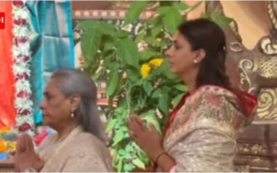 Jaya Bachchan, Shweta Bachchan visit Durga Puja pandal; veteran acteess shares warm hug with Kajol as Nysa, Yug join in |