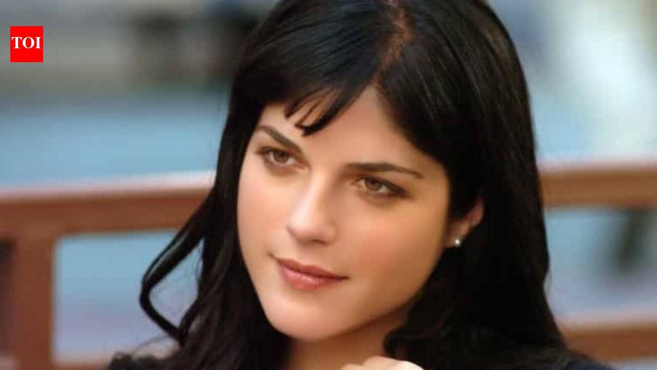 Selma Blair in tears as she opens up about arrest following plane incident; says she didn’t intend to ‘hurt or frighten anyone’ | English Movie News